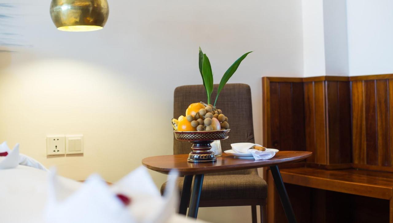 Almond Hotel Bassac River Phnom Penh Exterior foto
