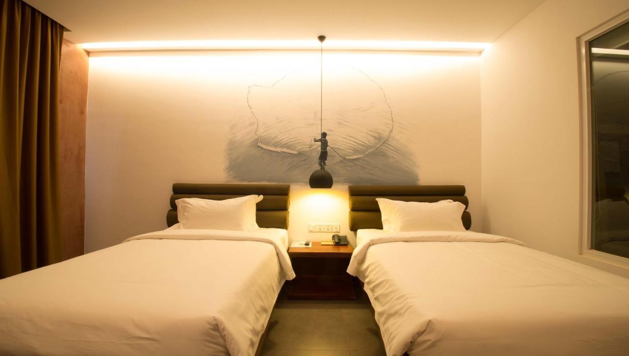 Almond Hotel Bassac River Phnom Penh Exterior foto