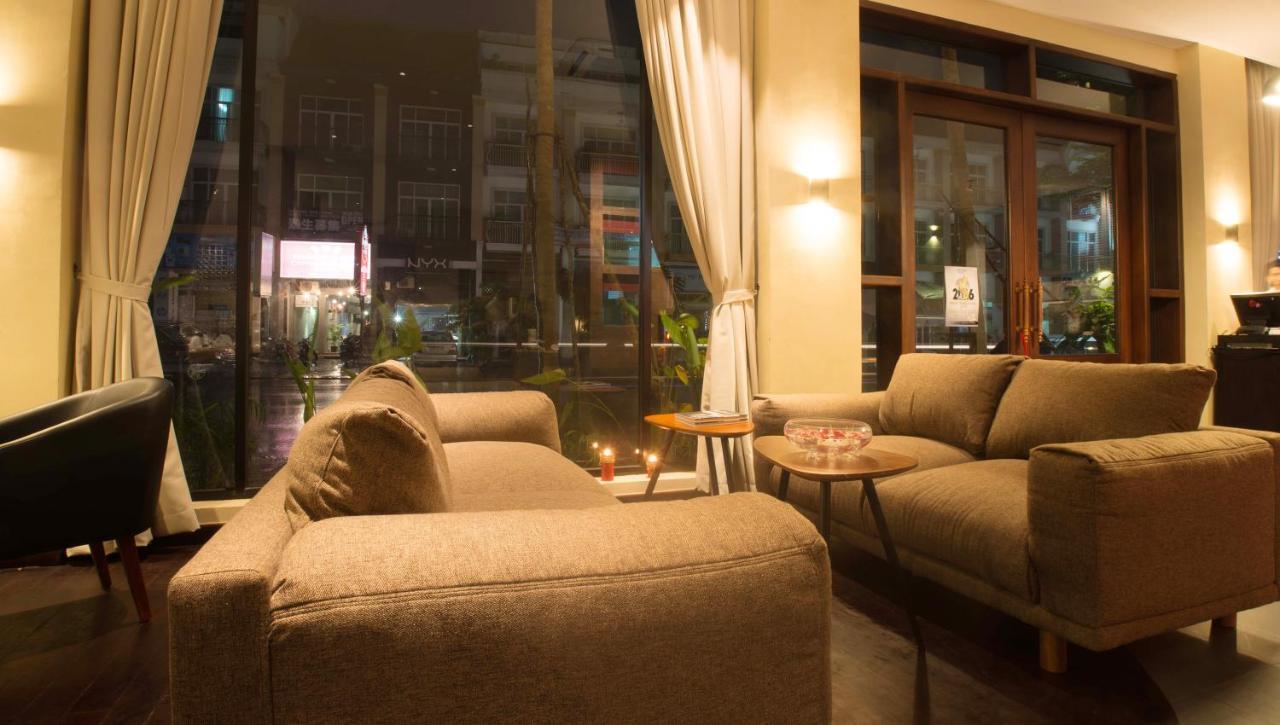 Almond Hotel Bassac River Phnom Penh Exterior foto